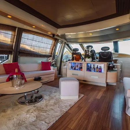 Nami - Luxury Yacht Båthotell Helsingfors